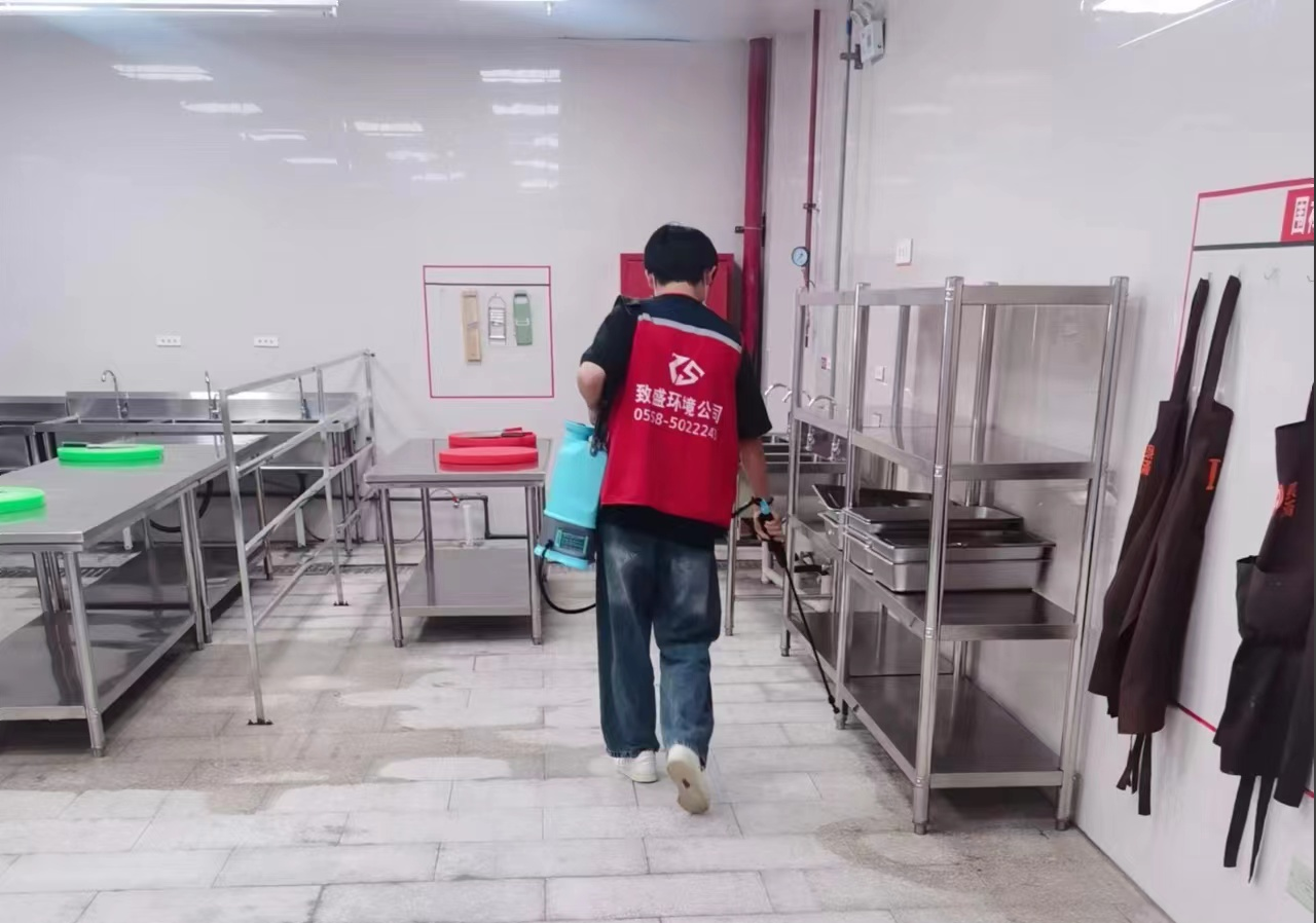 淮北師范攜手泉滿(mǎn)餐飲，共同開(kāi)展除四害行動(dòng)